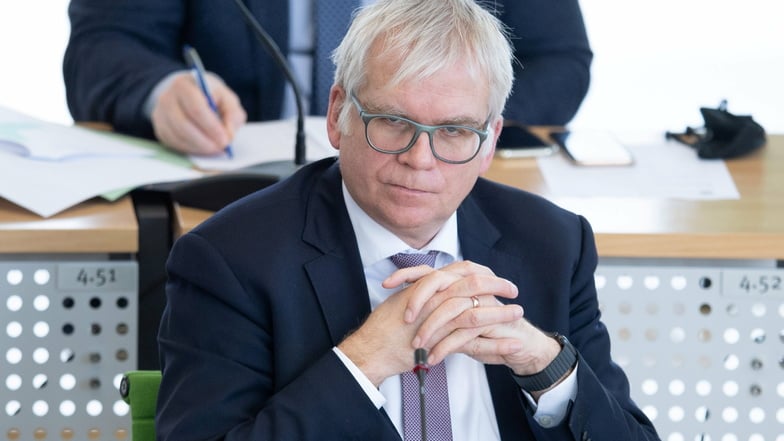 Auf Sachsens Finanzminister Hartmut Vorjohann (CDU) kommen schwere Wochen zu: Der Rechnungshof kritisiert den von ihm vorgestellten Doppelhaushalt 2021/22 als "nicht beschlussfähig".