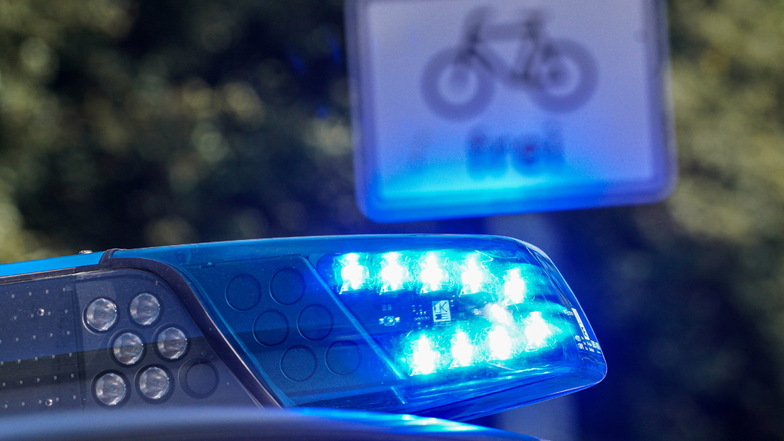 Die Polizei Dresden sucht Zeugen eines Unfalls, bei dem eine Radfahrerin schwer verletzt wurde.
