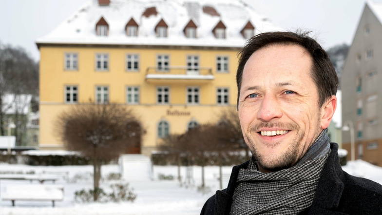 Bürgermeister Thomas Kunack (Wählervereinigung Tourismus) vor dem Rathaus in Bad Schandau.