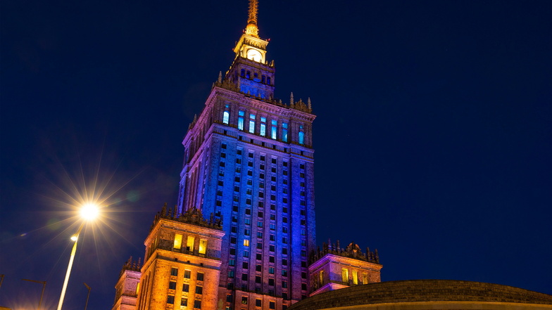 Der Kulturpalast in Warschau, ein Relikt der Stalinzeit, leuchtet in Ukraine-Farben.