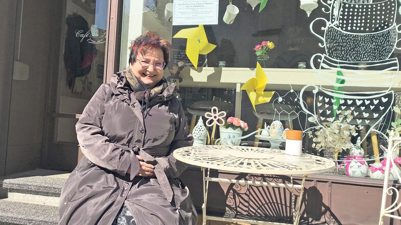 Kerstin Lieder sitzt bei den ersten Sonnenstrahlen des Jahres vor dem Café Rosali in der Hoyerswerdaer Altstadt – einer ihrer vielen Lieblingsorte. Wohl fühlt sie sich auch auf vielen Bühnen, auf denen sie mit ihren Chören schon aufgetreten ist.