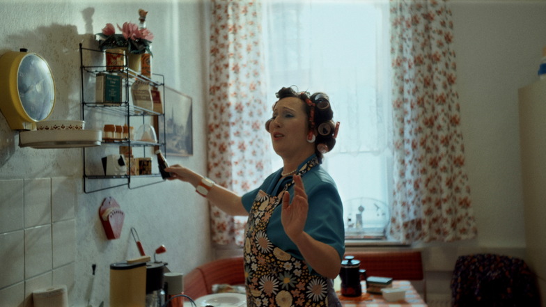 "Mirko, mache hin!" In der 1970er-Jahre-Küche des DDR-Museums hat Dina Stiebing für ihren Filmsohn das Essen angerichtet.