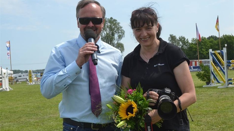Matthias Barth gratuliert am Sonnabendnachmittag Steffi Ritter auf dem Parcours zu ihrem Geburtstag.
