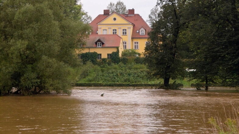 Schloss Lomnitz kurz nach dem Höhepunkt der Flut.