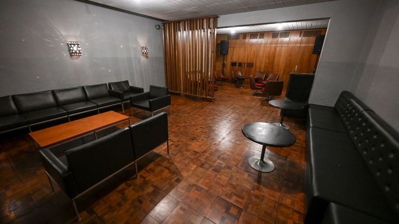 Blick in die fensterlose "Honecker-Lounge" vom Kino International, in der Filmpremieren in Anwesenheit der Staatsführung gezeigt werden konnten.