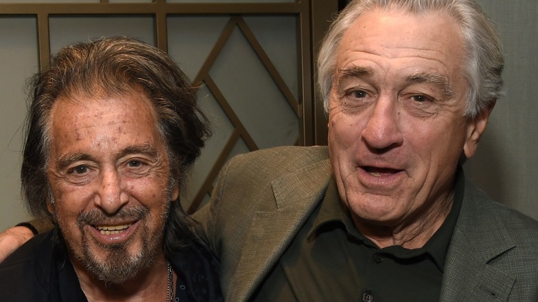 Immerhin diese beiden haben ihren Spaß: Al Pacino und Robert de Niro „in echt“.
Außer Pacinos Haarfarbe ist alles
original 79 beziehungsweise 76 Jahre alt.
