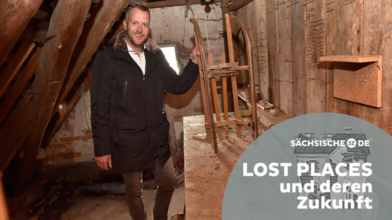 Bürgermeister Sven Gleisberg schaut sich auf dem Dachboden um und hat hier einen alten Schlitten entdeckt.