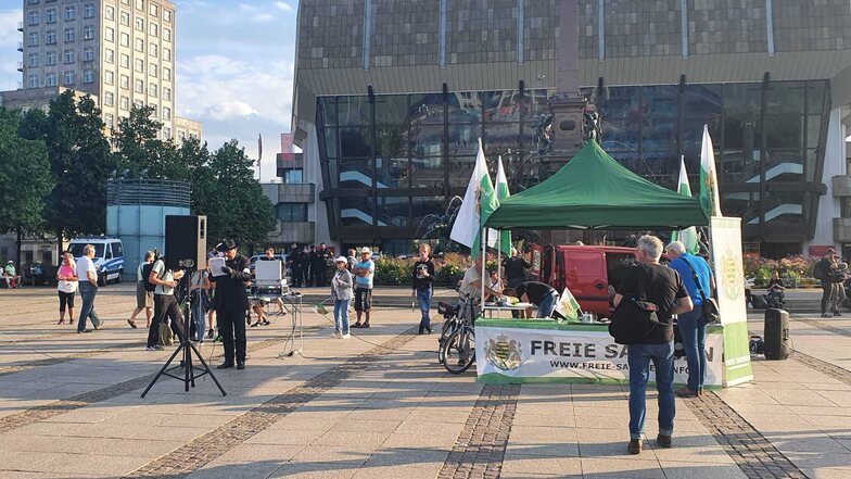 Gegen 18 Uhr hatten sich bei den "Freien Sachsen" mehr Journalisten als Demo-Teilnehmer versammelt.