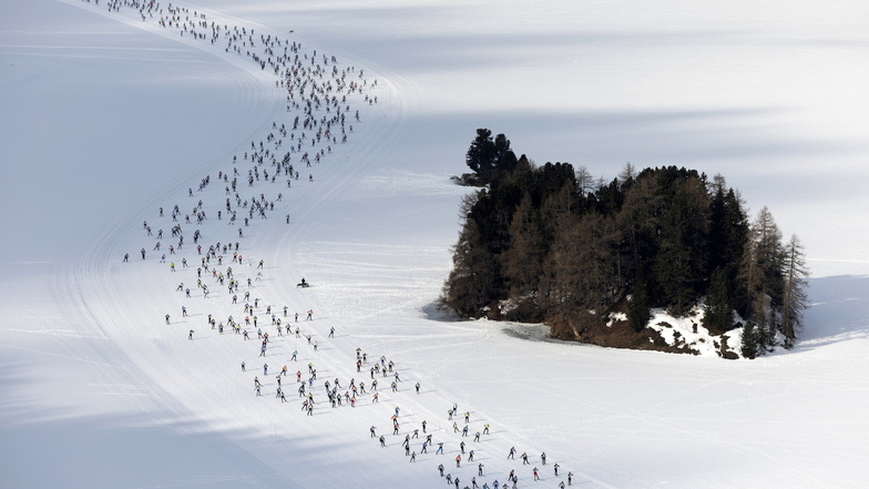 Teilnehmer des Engadiner Skimarathon genießen die Winterlandschaft.