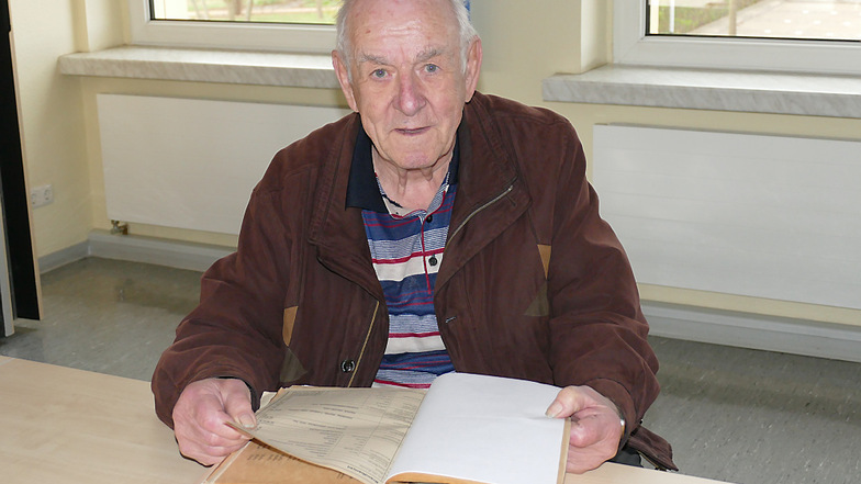 Klaus Panoscha (85), Leiter der Freiwilligen Feuerwehr Spremberg von 1972 bis 1998, mit Dokumenten.
