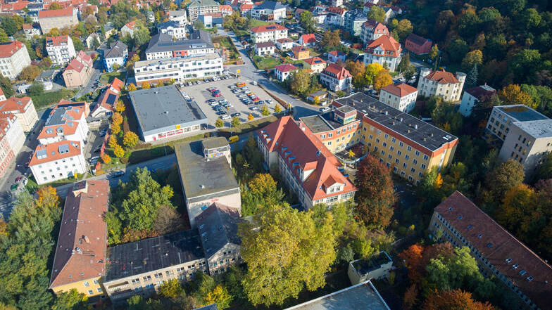 Altes Krankenhausgelände an der Schandauer Straße in Pirna: Das gigantische Geriatrie-Projekt hat sich in Rauch aufgelöst, ehe auch nur ein Cent floss.