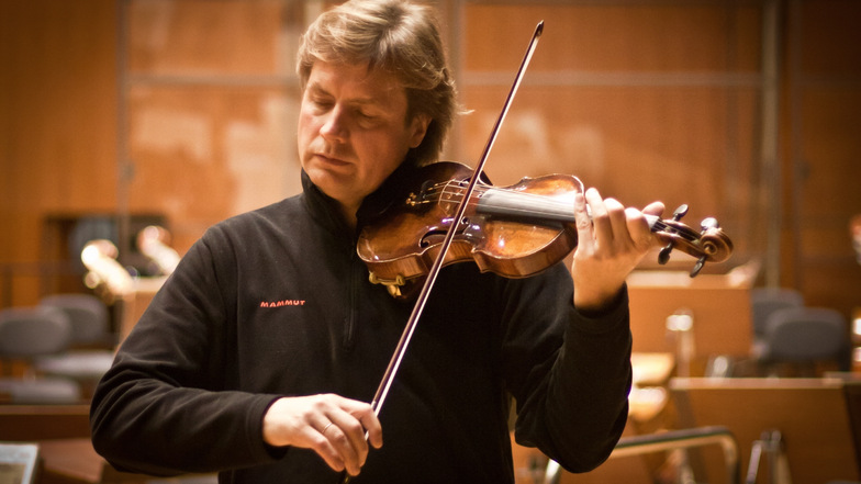 Wolfgang Hentrich übt solo daheim: „Es gibt genug zu spielen, bislang Liegengelassens, Werke, die wir für den Herbst oder noch später planen“, sagt der 1. Konzertmeister der Dresdner Philharmonie.