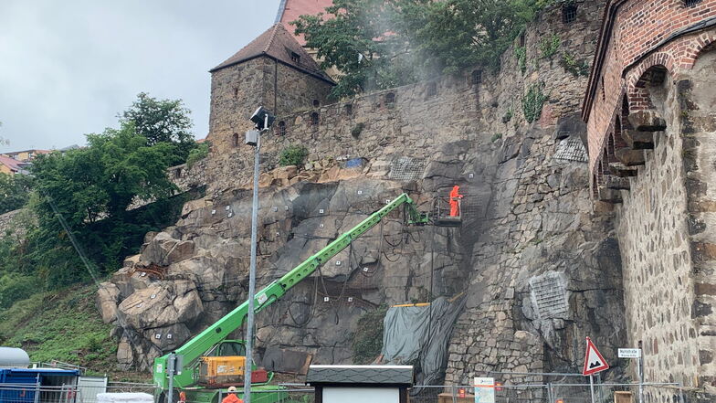 Fast den kompletten August lang hat die Stadt Bautzen die Felsen unterhalb der Alten Wasserkunst an der Mühlstraße sichern lassen.
