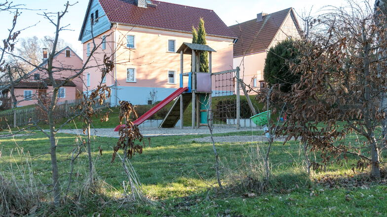 Für den Spielplatz im Roßweiner Ortsteil Haßlau wünschen sich die Eltern einen Zaun für mehr Sicherheit.
