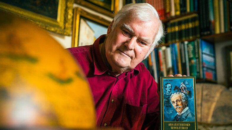 Werner Schmidt ist leidenschaftlicher Karl-May-Fan. Sein Wohnzimmer in Hoyerswerda ist dekoriert mit Mitbringseln von Reisen in alle Welt. Im Bücherregal finden sich die Originalausgaben der Karl-May-Romane.
