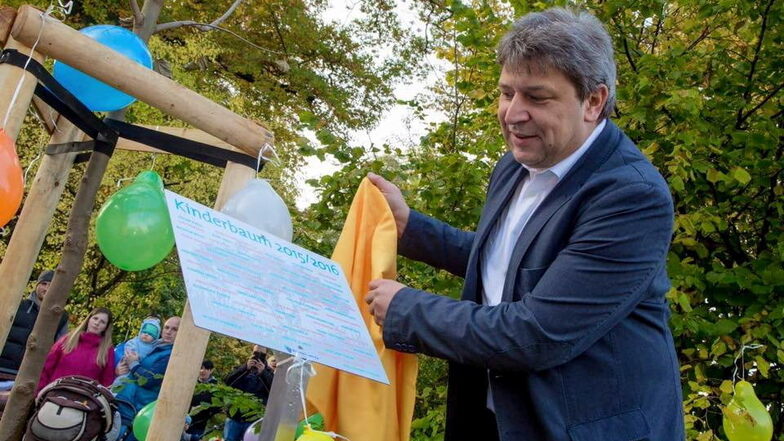 Unter anderem mit einer Namenstafel im Kinderpark, die hier für den Jahrgang 2015/16 von Bürgermeister Holm Große enthüllt wurde, werden die Neugeborenen in Schiebock begrüßt.