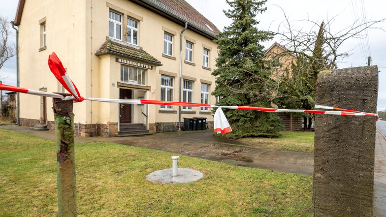 Am Gemeinschaftshaus in Leutewitz zeugt noch ein Absperrband davon, dass bald ein erneuerter Zaun ans Grundstück soll.
