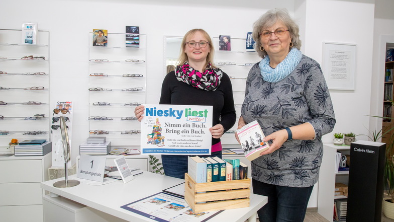 Annelie (links) und ihre Mutter Doris Hoffmann nehmen mit ihrem Augenoptikergeschäft an der Aktion der Innenstadthändler "Niesky liest weiter" teil.