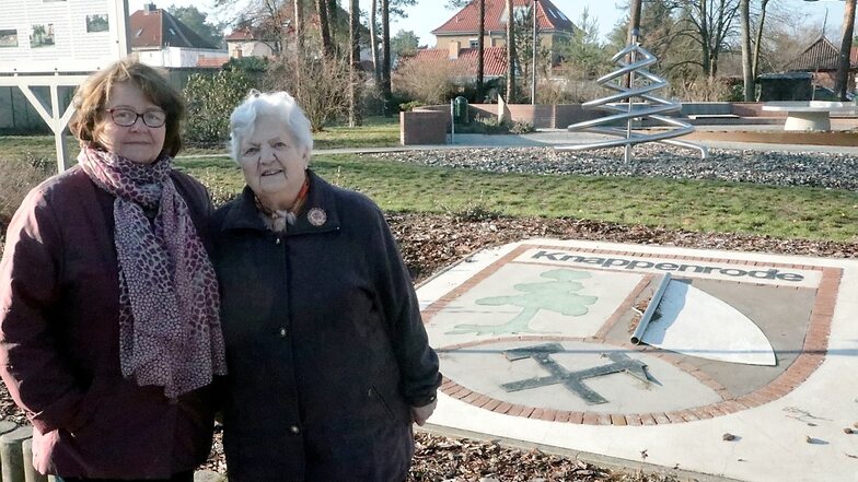 Karin Turek (links) engagiert sich in Knappenrode seit vielen Jahren ehrenamtlich. Sie freut sich über zuverlässige Mitstreiter wie Anneliese Rösch.