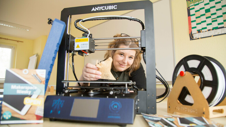 Aline Schulz ist Sozialarbeiterin und betreut den neuen Makerspace des Jugendringes Oberlausitz. Hier baut sie im Technikraum gerade einen 3D-Drucker auf.