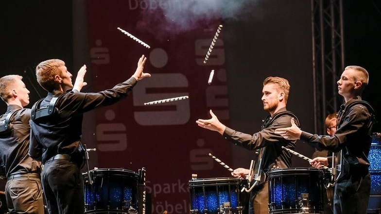 Viel Beifall gab es für die Trommelshow der Lommatzscher Spielleute. Modarator Andreas Mann nannte sie die Gentlemen of Drums.
