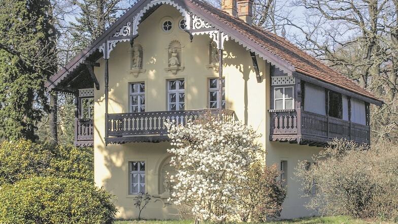 Das Kavaliershaus, wegen seines Baustils auch Schweizer Haus genannt, steht im Kromlauer Park gegenüber dem Schloss. Künftig beherbergt es Hochzeitspaare und Urlauber.