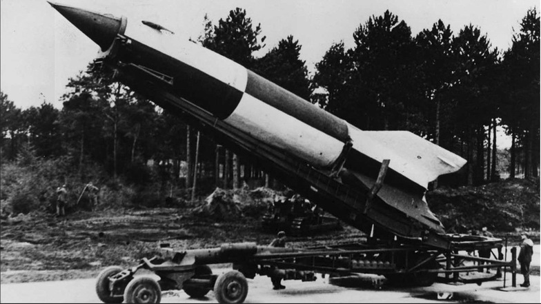 Hitlers "Wunderwaffe" V2 wurde die Basis der amerikanischen und sowjetischen Raumfahrt. Führende Techniker im Nationalsozialismus wie Wernher von Braun und Werner Albring arbeiteten daran weiter.