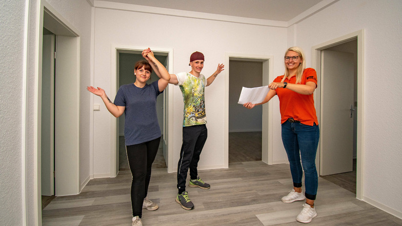 Andara Kaselowski und Hendrik Kirchhoff aus Dresden bekommen von TAG-Mitarbeiterin Maria Späthe (rechts) eine der sanierten Wohnungen präsentiert.