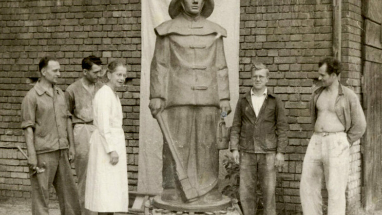 Mitarbeiter des Steinzeugwerkes Krauschwitz bei Weißwasser mit der Künstlerin
1953 an ihrer Skulptur „Bergmann für Senftenberg“.