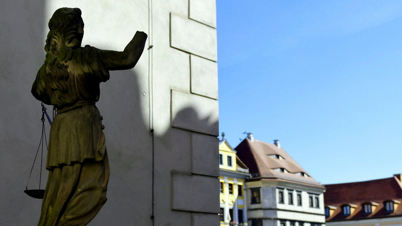 Seit dem Vorfall in den Nachtstunden des 4. Mai steht die Justitia am Görlitzer Rathaus ohne ihren Schwertarm da.