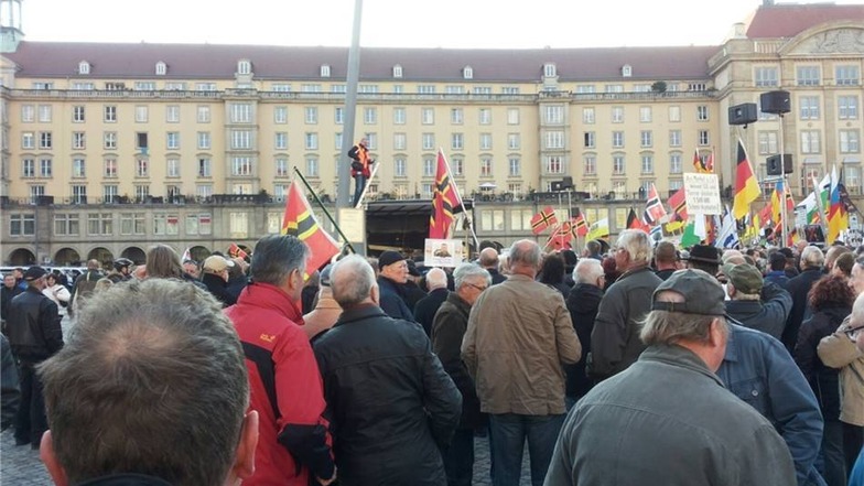 Pegida versammelte sich auf dem Altmarkt. Die Demonstration eröffnete Lutz Bachmann, der am Dienstag in Dresden vor Gericht steht und sich wegen mutmaßlicher Volksverhetzung verantworten muss.