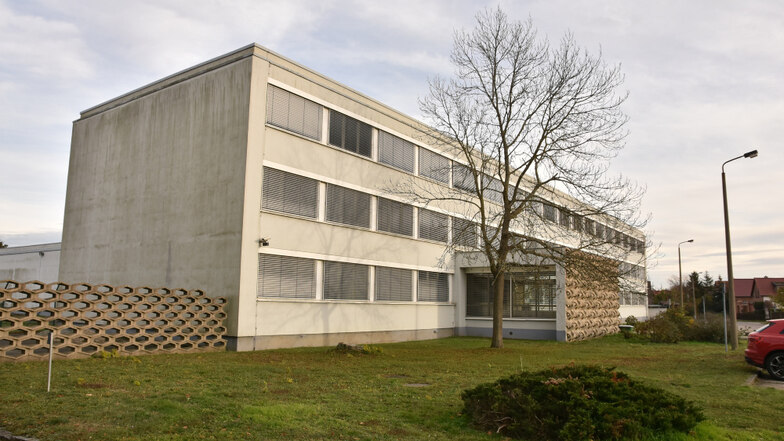 Das ehemalige Rechenzentrum von Robotron, Gedas bzw. Operational Services in Kühnicht im Lindenweg 43 war im Gespräch als drittes Asylbewerberheim. Letztlich entschied sich der Kreistag dagegen.