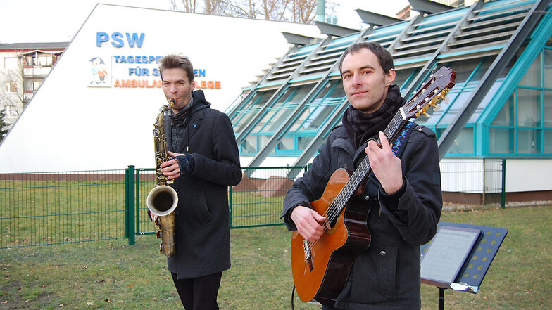 Saxofonist Max
Ender und Hanno Nusche mit seiner Gitarre gaben am Dienstag mehr oder weniger
halb-öffentlich
ein kleines
Adventskonzert.