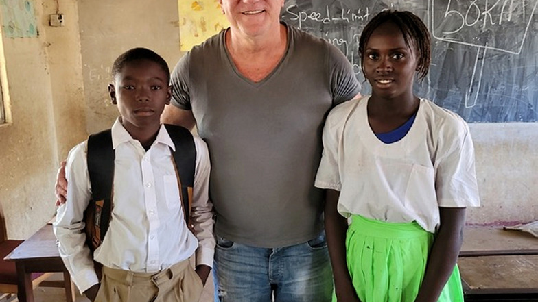Ralf Gerstmann mit gambischen Musterschülern, meint: den Besten der Schule. Stipendien und Förderprogramme staatlicherseits für Eliteschüler sind dortzulande weitestgehend unbekannt – aber mit Hilfe aus dem Ausland (Hoyerswerda ...) können junge Menschen höhere Bildung erlangen.