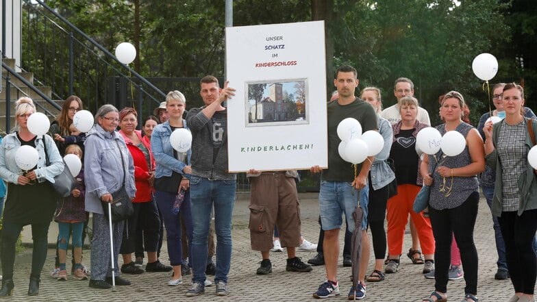 Eltern und andere Einwohner aus Ottenhain protestierten am Montagabend vor der Gemeinderatssitzung gegen die Schließung der Kita im Ort.