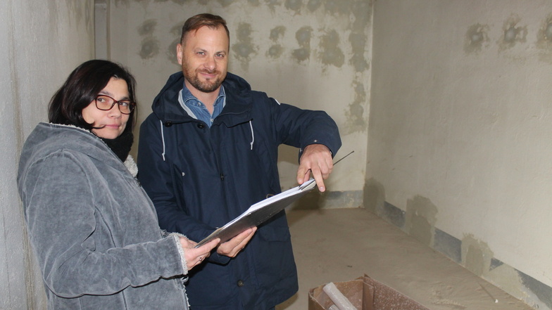 Raik Urban, Geschäftsführer der Zittauer Kita GmbH, und die Hirschfelder Kita-Leiterin Petra Lange schauen sich die baulichen Fortschritte im Kellergeschoss der Kindereinrichtung an.