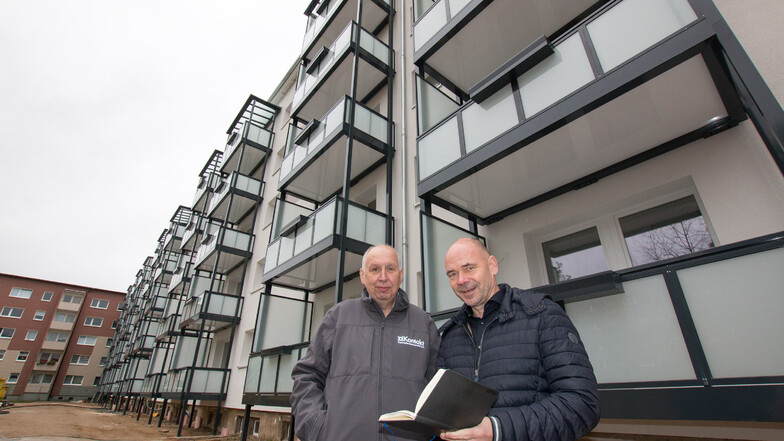 Jörg Keim (Vorsitzender des Vorstandes) und Uwe Rasch (Vorstand Technik) vor dem Gebäude der Döbelner Straße 9-17