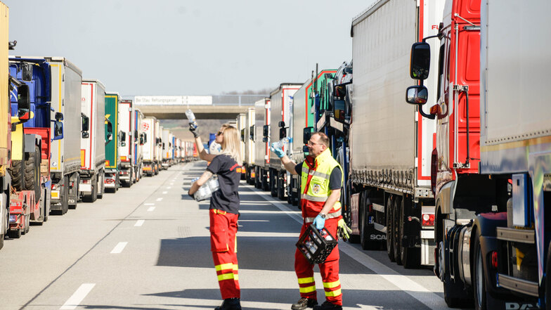 Auf einer Längen 60 Kilometern stauen sich Lkw auf zwei Fahrspuren auf der A 4: eine Folge der Corona-Kontrollen an der polnischen Grenze.
