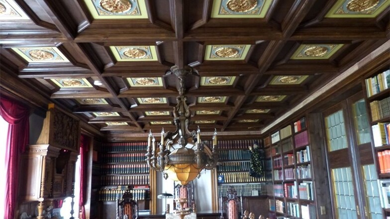 Eine wundervolle Kassettendecke aus der Renaissance-Zeit beherbergt die Bibliothek von Schloss Grochwitz in Herzberg. Das ist heute ein kleines, aber feines Hotel.