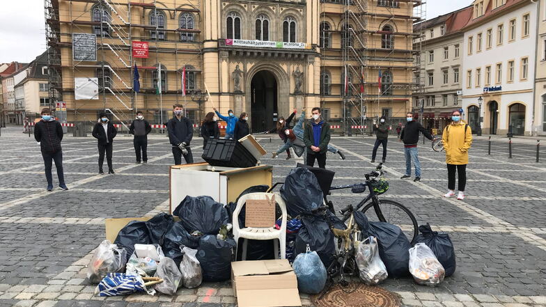 Stolz präsentierten sich die Zittauer Fridays for Future-Mitglieder am 2. April dem Müll, den sie im Stadtgebiet gesammelt haben.