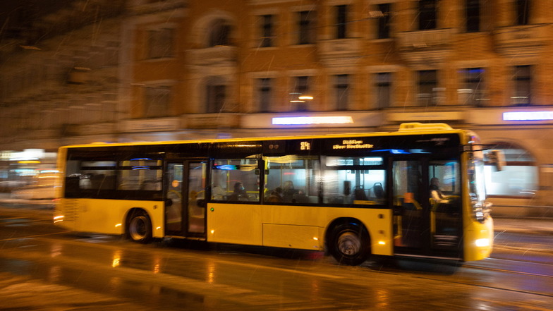 In einem Dresdner Linienbus sind zwei Fahrgäste gestürzt, weil der Fahrer mit einem harten Bremsmanöver einen Unfall verhindern musste.