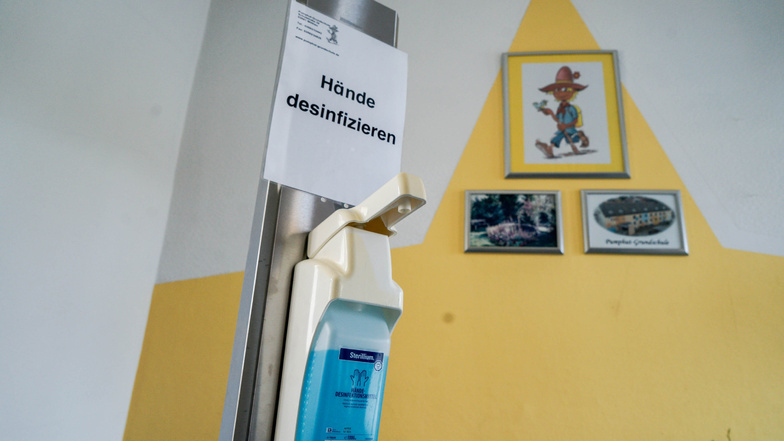 Ein Desinfektionsmittelspender steht gleich hinterm Eingang der Wilthener Grundschule. Jeder, der das Gebäude betritt, muss sich die Hände einreiben.