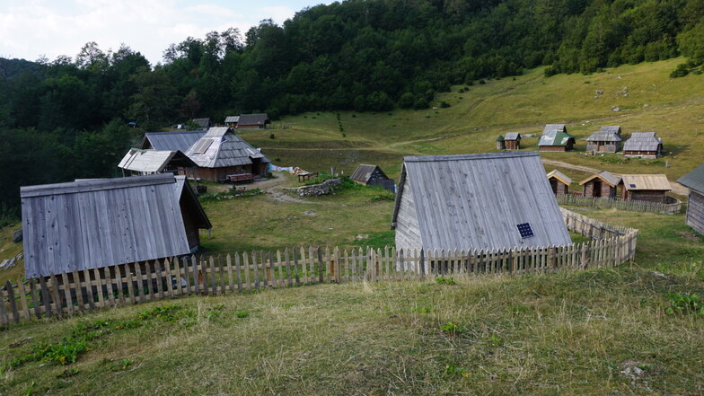 Im Eco Dorf Goles schlafen Wandergäste in einfachen Holzhütten, die mit kleinen Solarplatten ausgestattet sind.