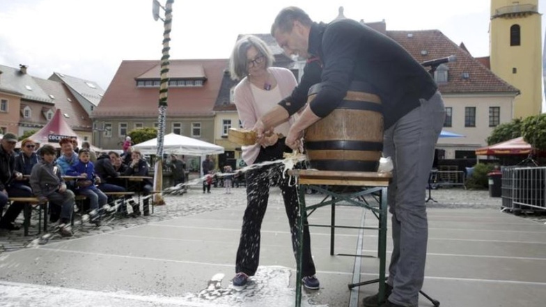 Der traditionelle Bieranstich zur Eröffnung des Pulsnitzer Stadtfestes mit Bürgermeisterin Barbara Lüke lief nicht ganz so reibungslos wie geplant.