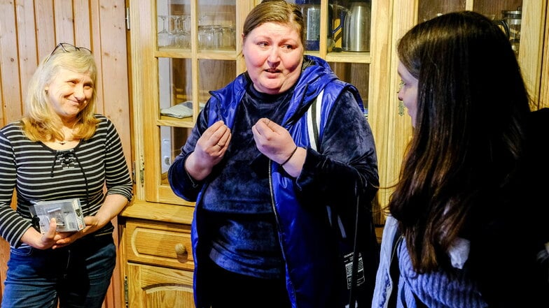 Alla Zbaravska (M.) spricht nach der Ankunft in der Küche mit Ute (l.) und Katharina Liebich, die Hobbyräume zu einer kleinen Wohnung umgebaut haben.