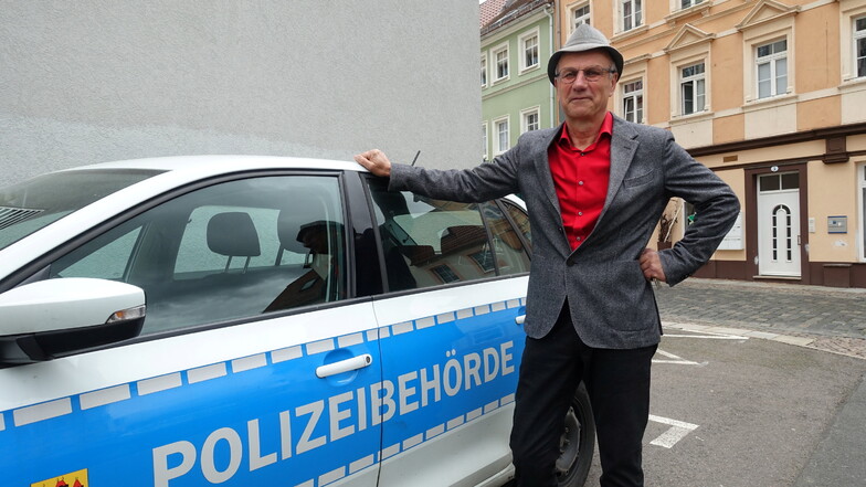 Jürgen Müller mit seinem „Flut-Hut“ an einem Fahrzeug des Döbelner Ordnungsamtes. Ende der Woche ist für den 65-Jährigen Amtsleiter Schluss. Im Ruhestand wird er vor allem genießen, nachts durchschlafen zu können.
