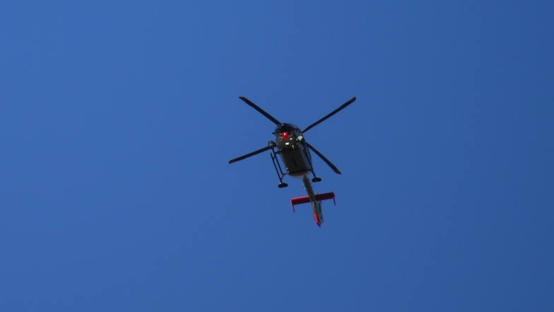 Auch ein Helikopter mit Wärmebildkamera kam zum Einsatz. Fotos: Klaus-Dieter Brühl