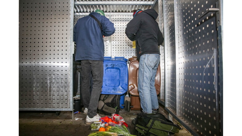 Aus dem Container holen, was Dresdens Supermärkte wegwerfen