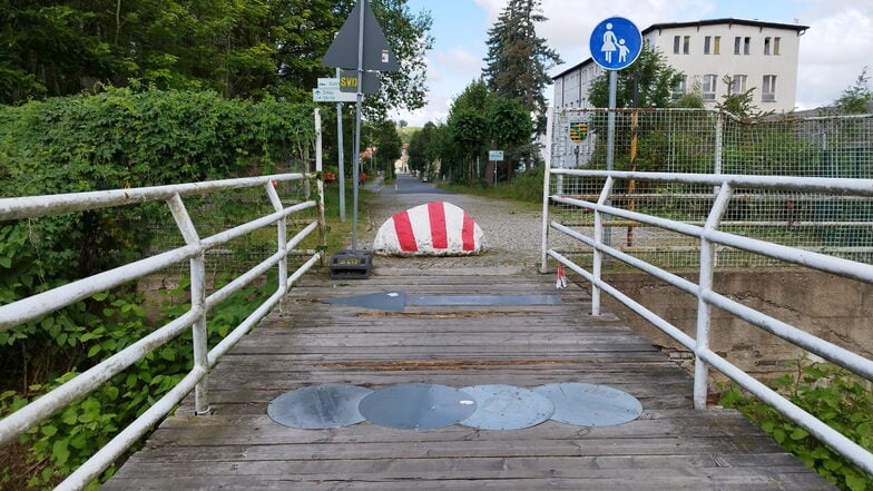 Über diese total marode Neißebrücke gehen nicht nur Zugreisende, sondern auch viele illegal Einreisende.