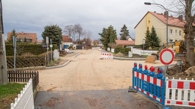 Noch immer ohne Asphalt ist die Konrad-Wachsmann-Straße in Niesky. Das soll sich aber nächste Woche ändern.